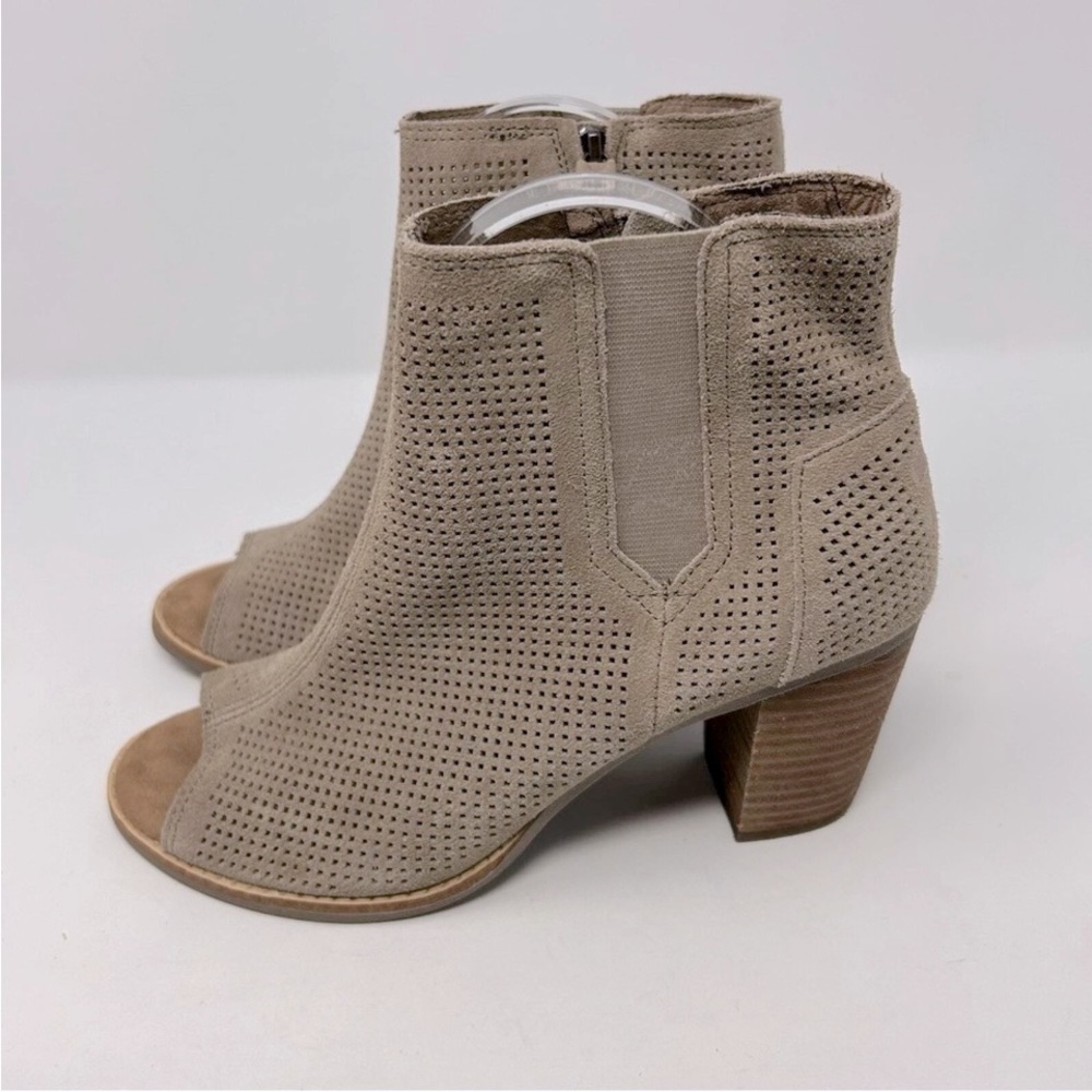 TOMS Suede Heeled Ankle Boots Open Toe Taupe Tan Gray Size 8 Perforated Bohemian - Picture 11 of 11